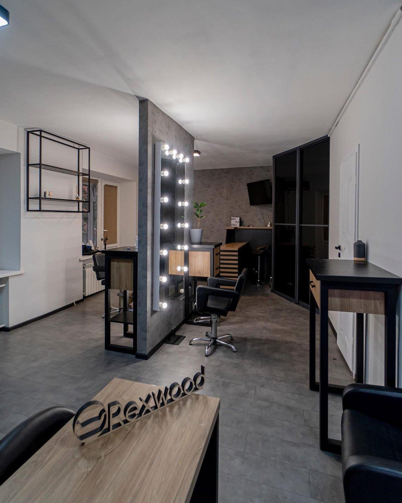 Black & Oak Hair Studio with Slatted Reception Desk — 2