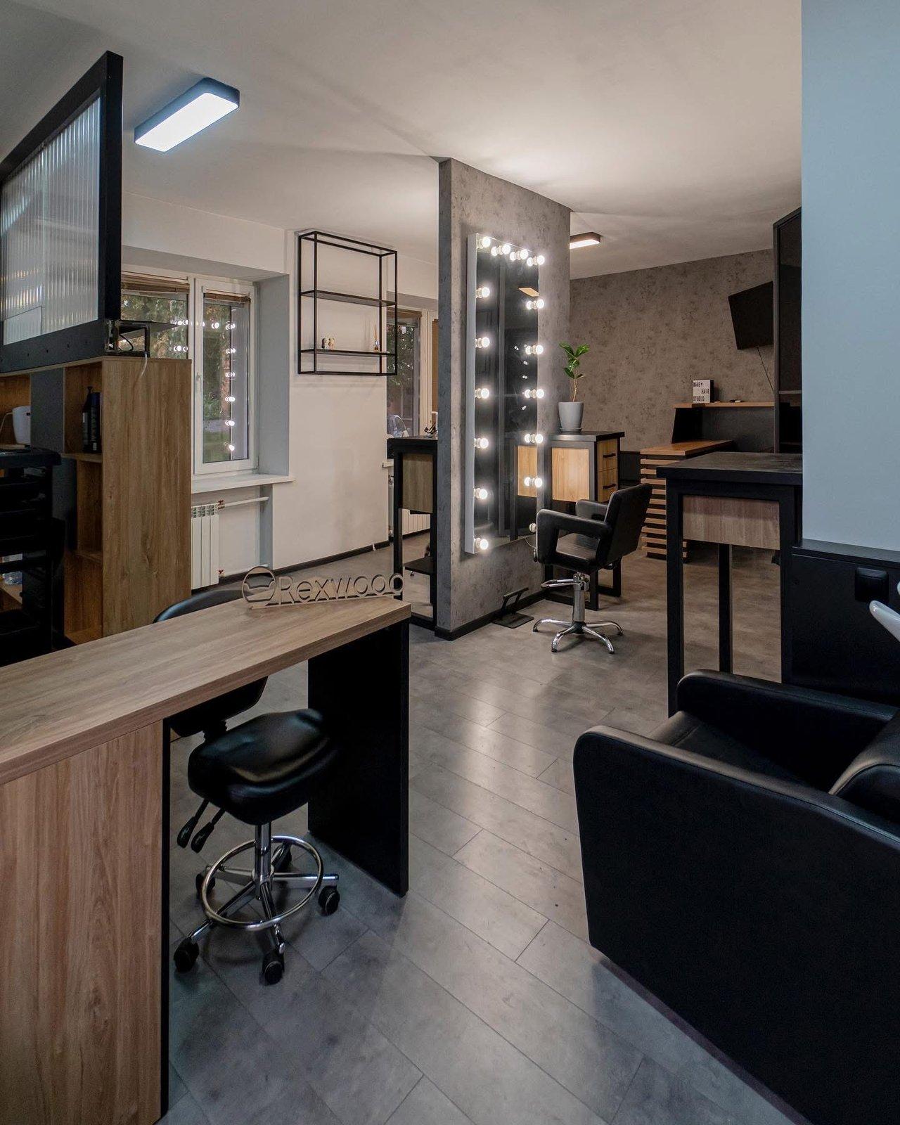 Black & Oak Hair Studio with Slatted Reception Desk — 4