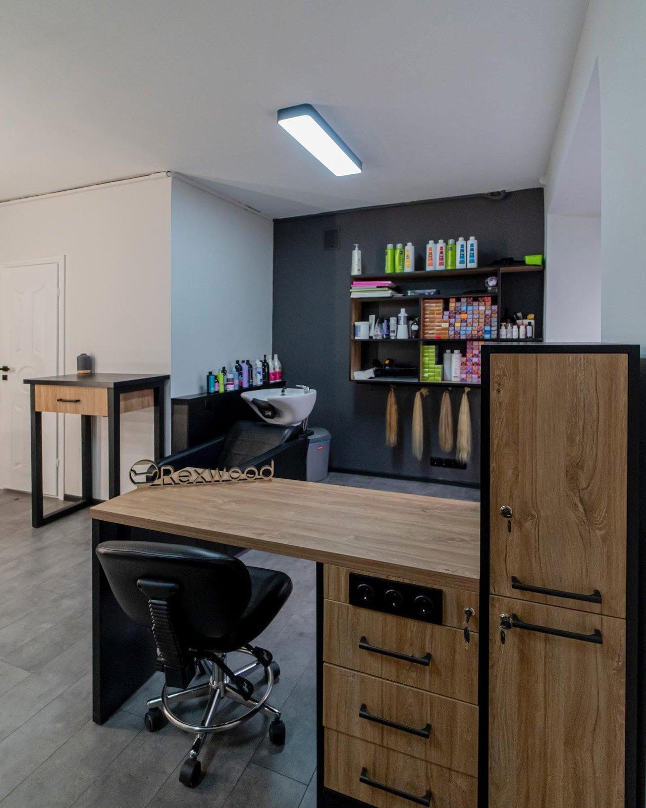 Black & Oak Hair Studio with Slatted Reception Desk — 7