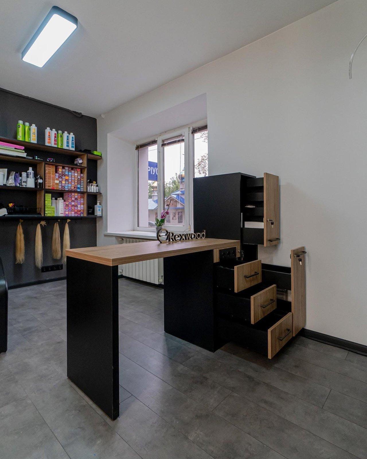 Black & Oak Hair Studio with Slatted Reception Desk — 8
