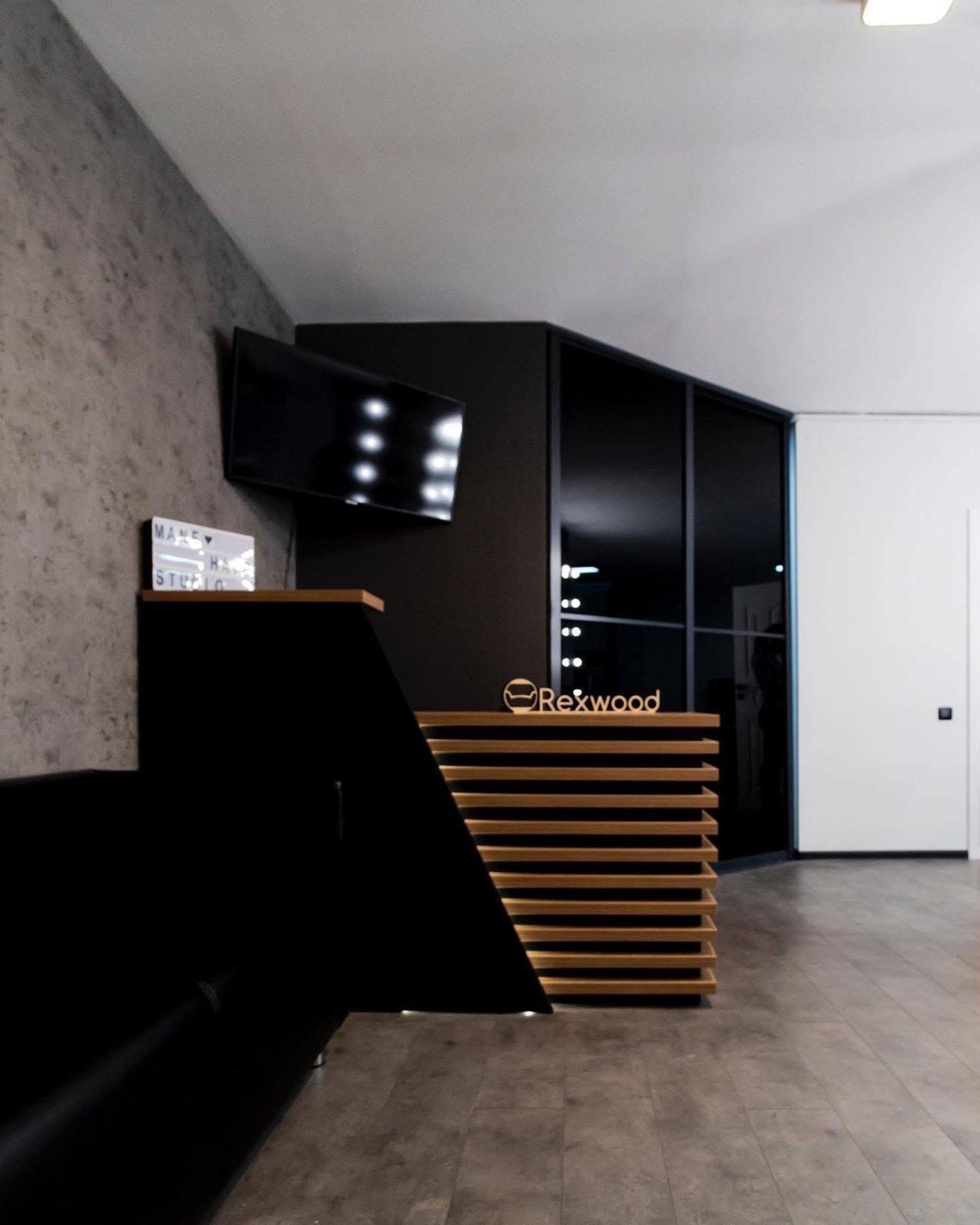 Black & Oak Hair Studio with Slatted Reception Desk — 9
