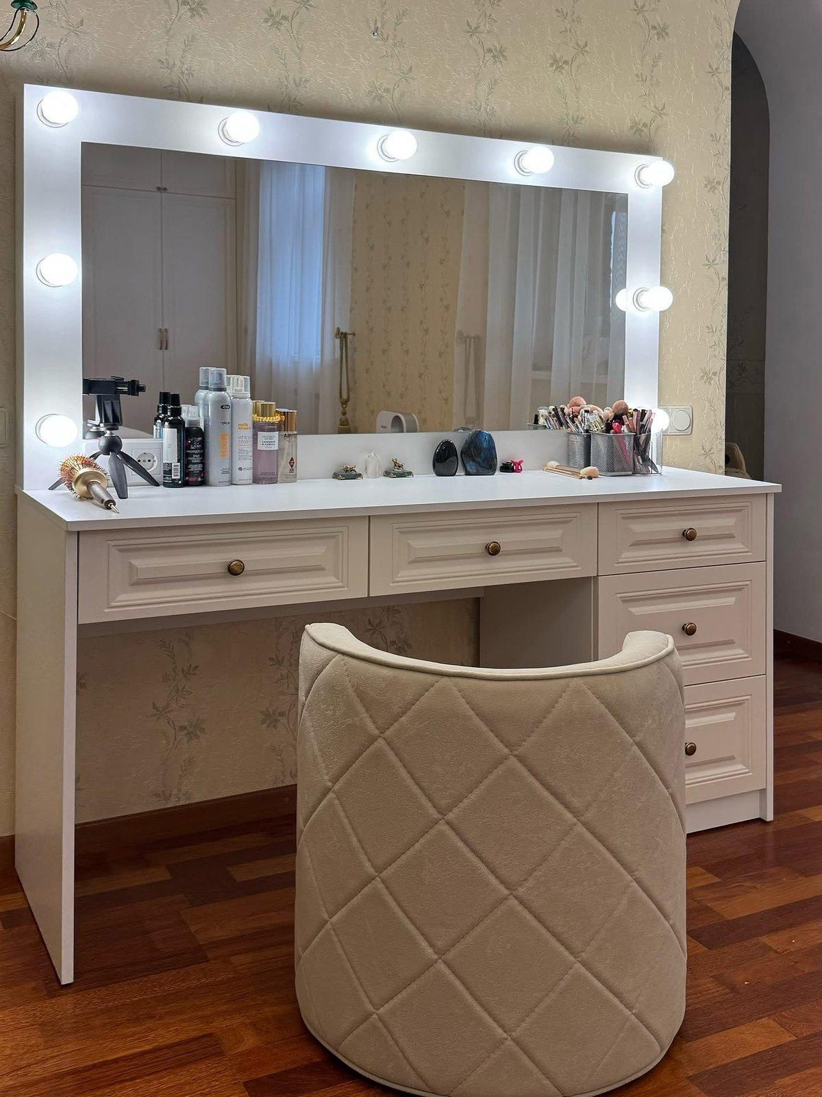 Classic Cream Bedroom with Panelled Wardrobe & Vanity — 8