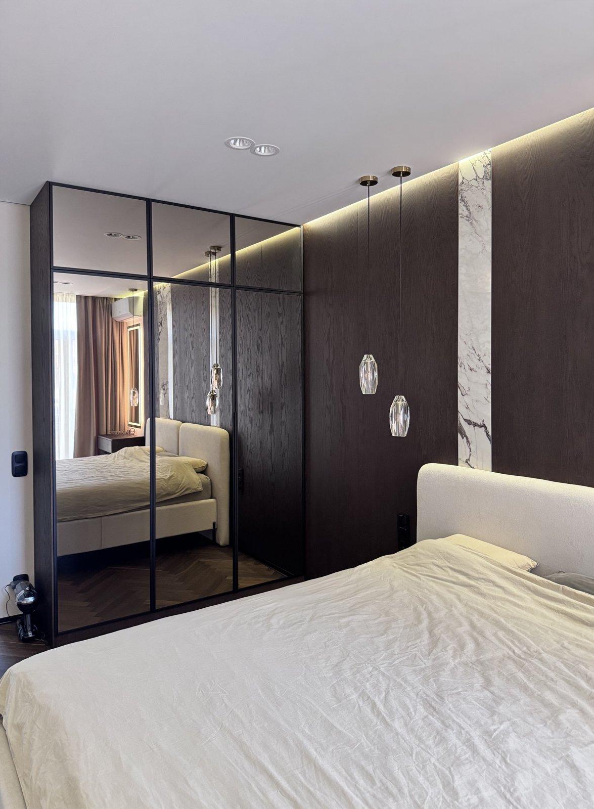 Slaapkamer in donker eiken en marmer — 4