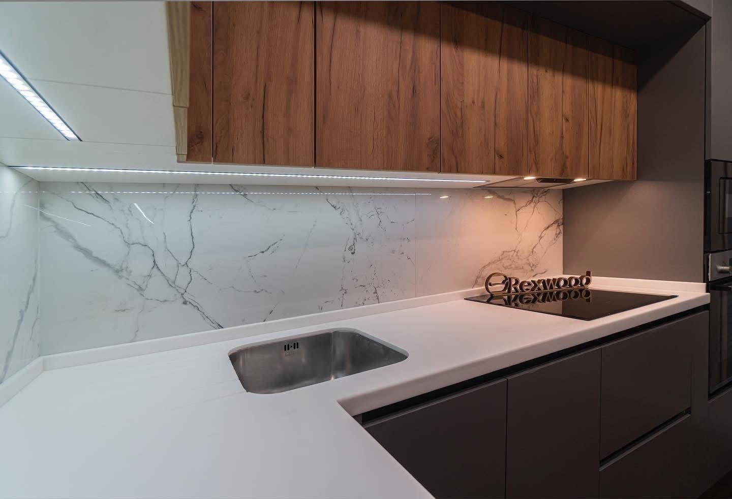 Grey & Oak Handleless L-Shaped Kitchen with White Solid-Surface Worktop — 5