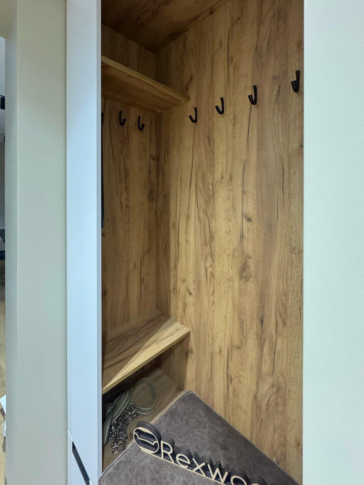 Oak Niche Entryway — 2