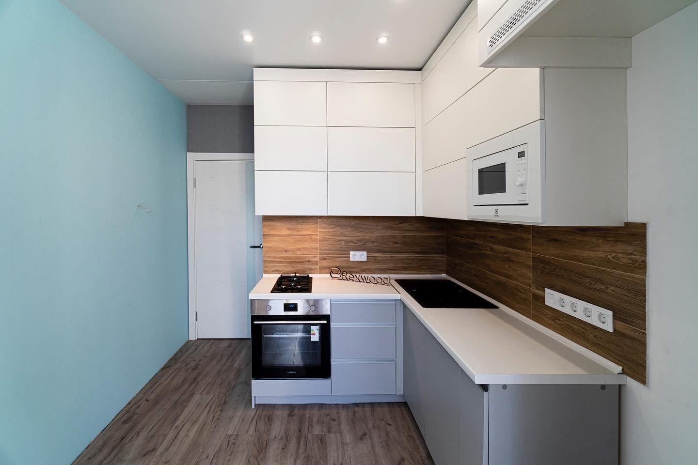 Compact White & Grey Handleless L-Shaped Kitchen with Woodgrain Splashback — 3