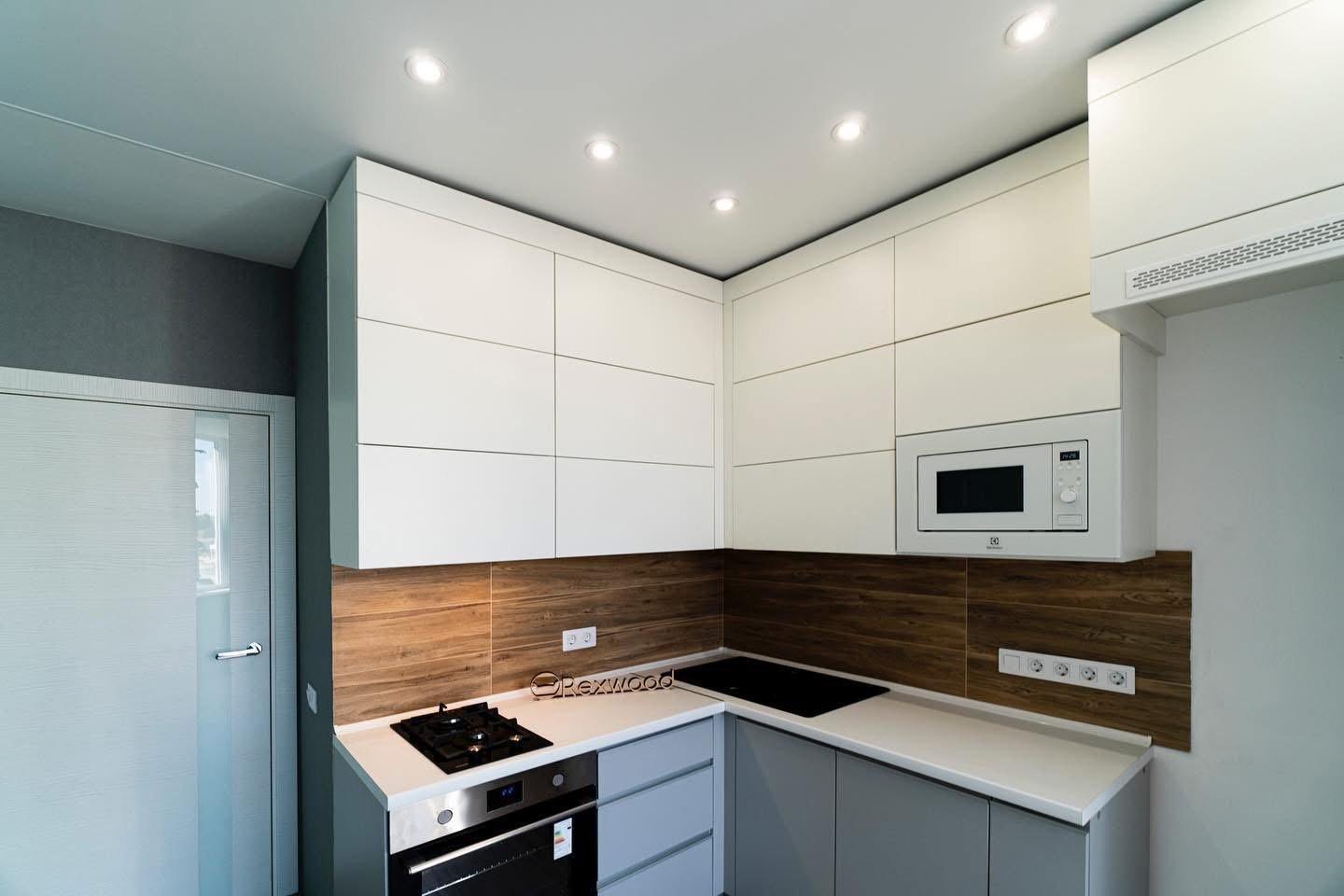 Compact White & Grey Handleless L-Shaped Kitchen with Woodgrain Splashback — 4