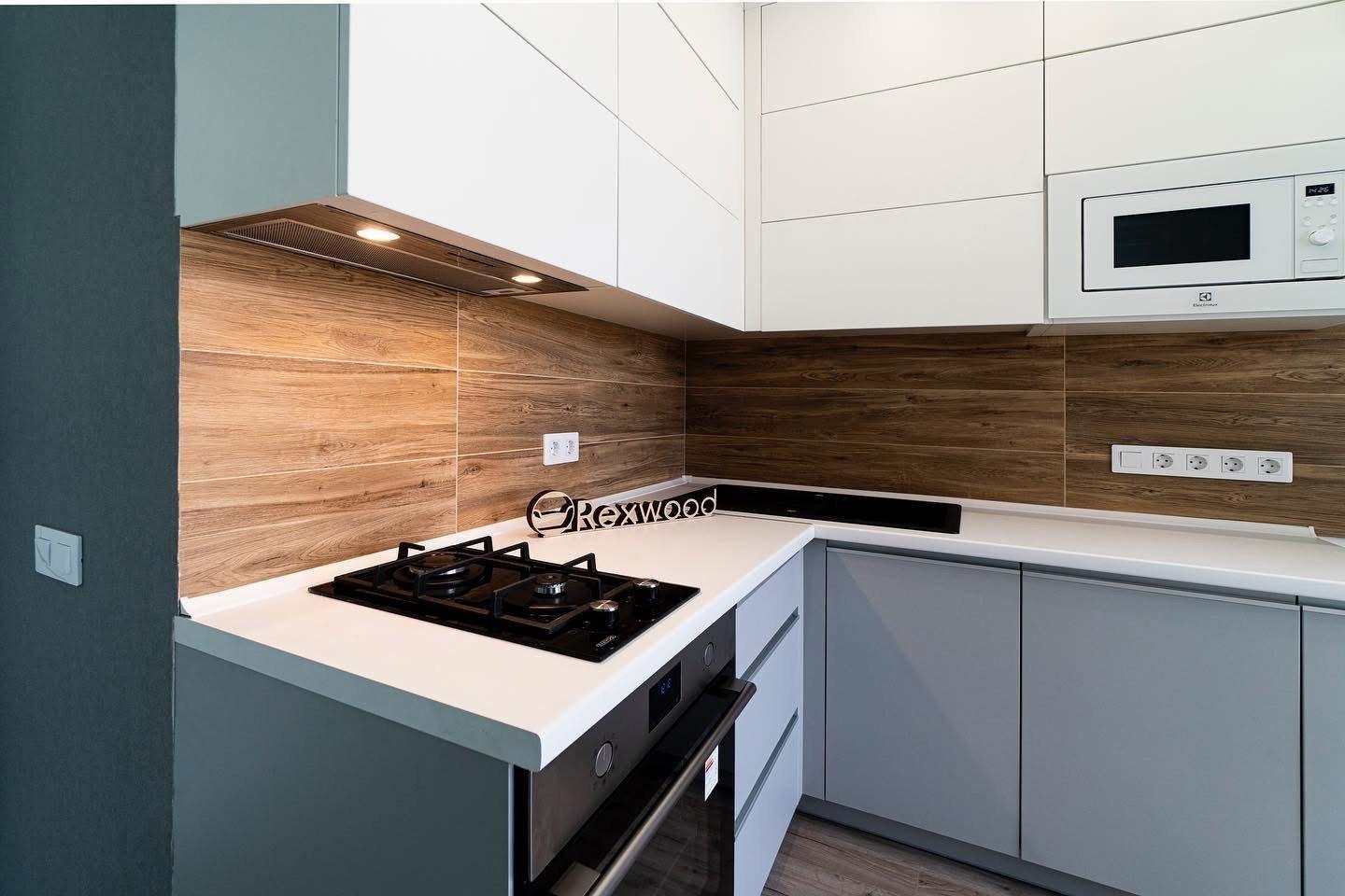 Compact White & Grey Handleless L-Shaped Kitchen with Woodgrain Splashback — 5