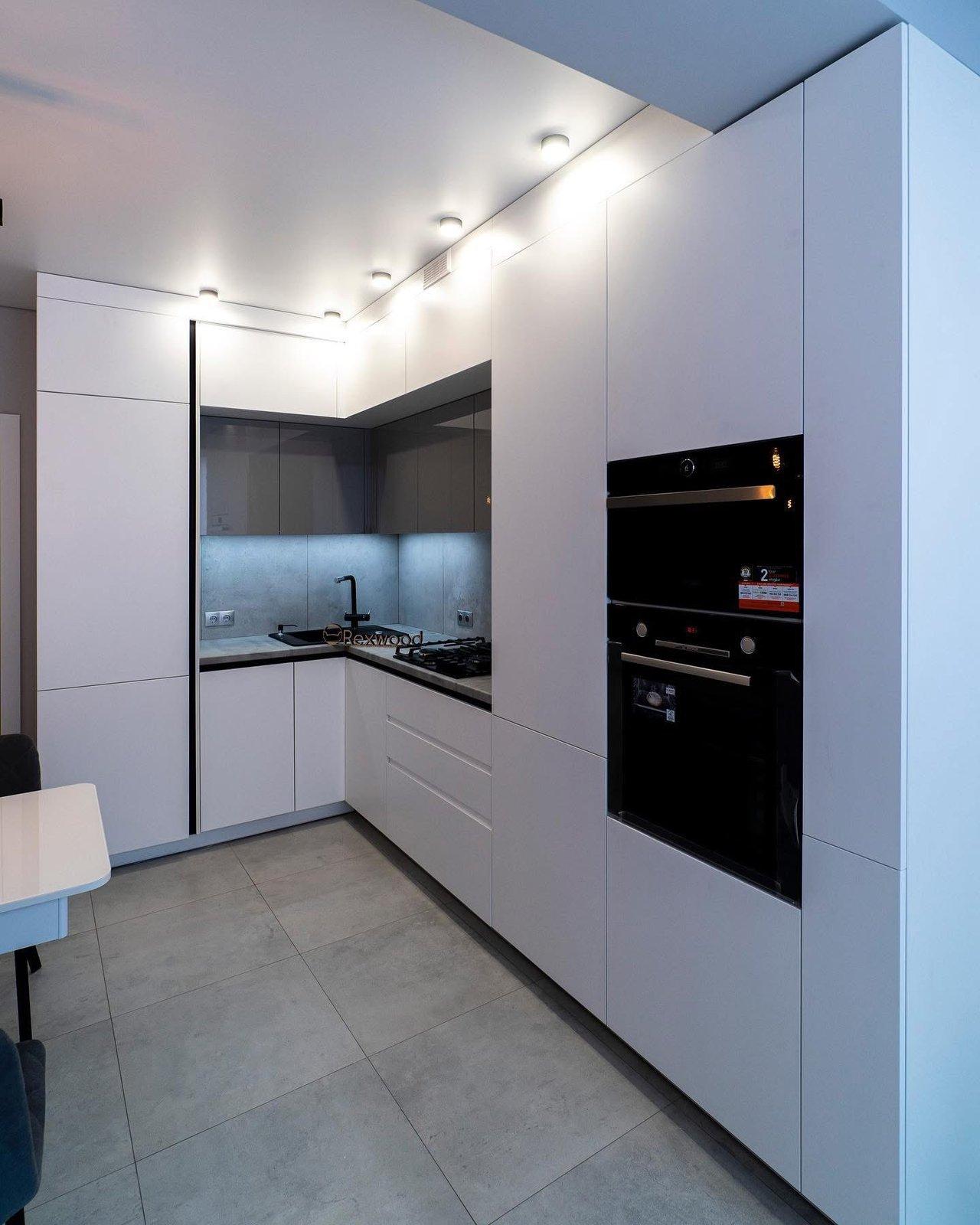White Handleless L-Shaped Kitchen with Grey Gloss Wall Units