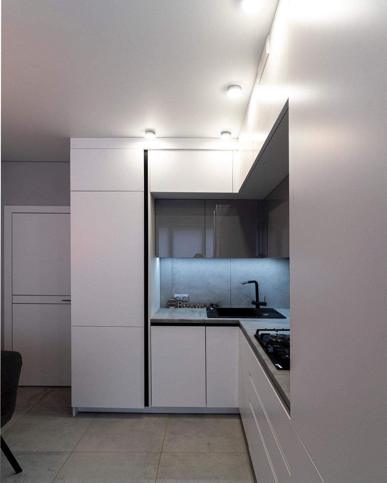 White Handleless L-Shaped Kitchen with Grey Gloss Wall Units — 3