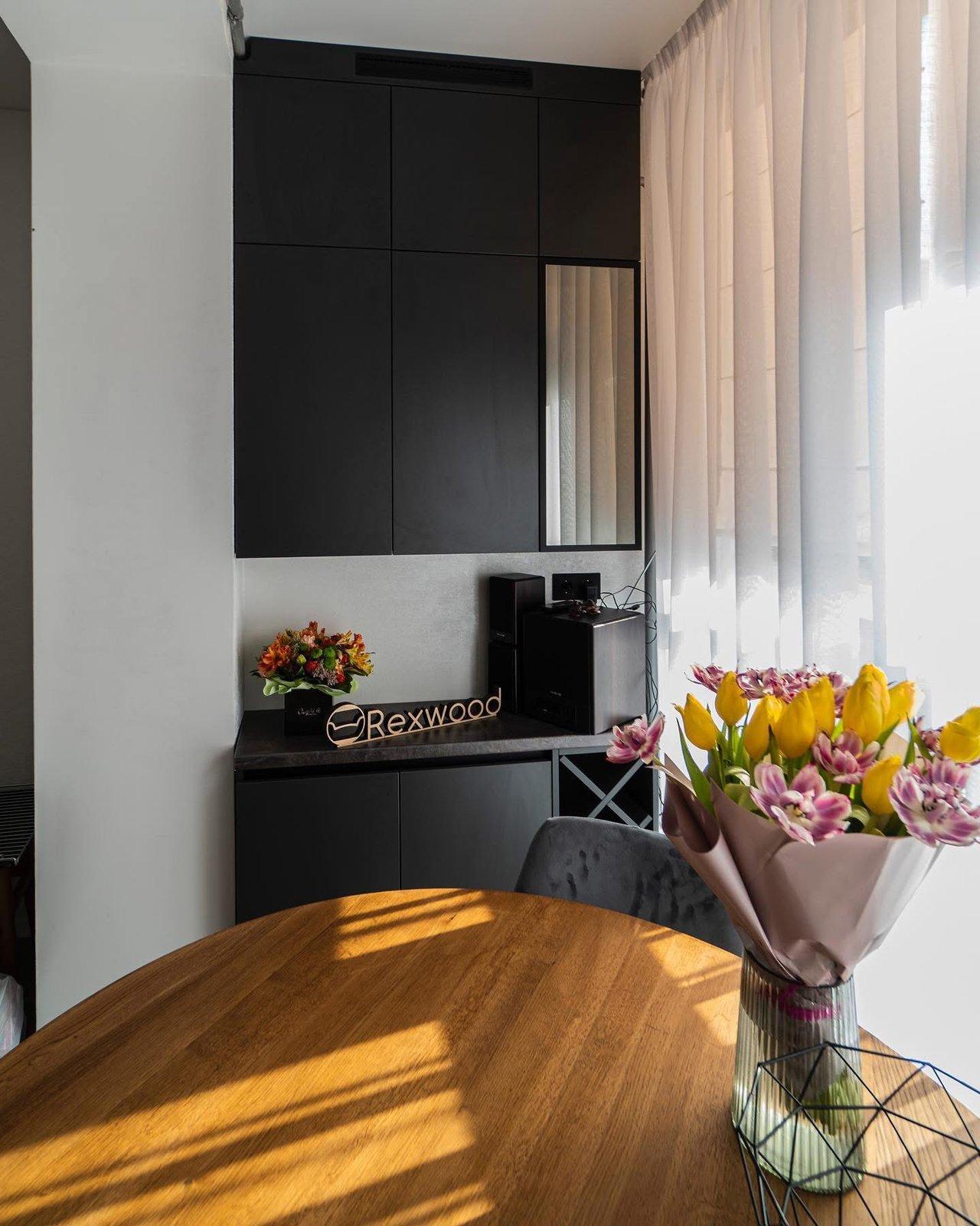 Schwarzes Esszimmer-Sideboard und Hängeschränke mit integriertem Weinregal — 2