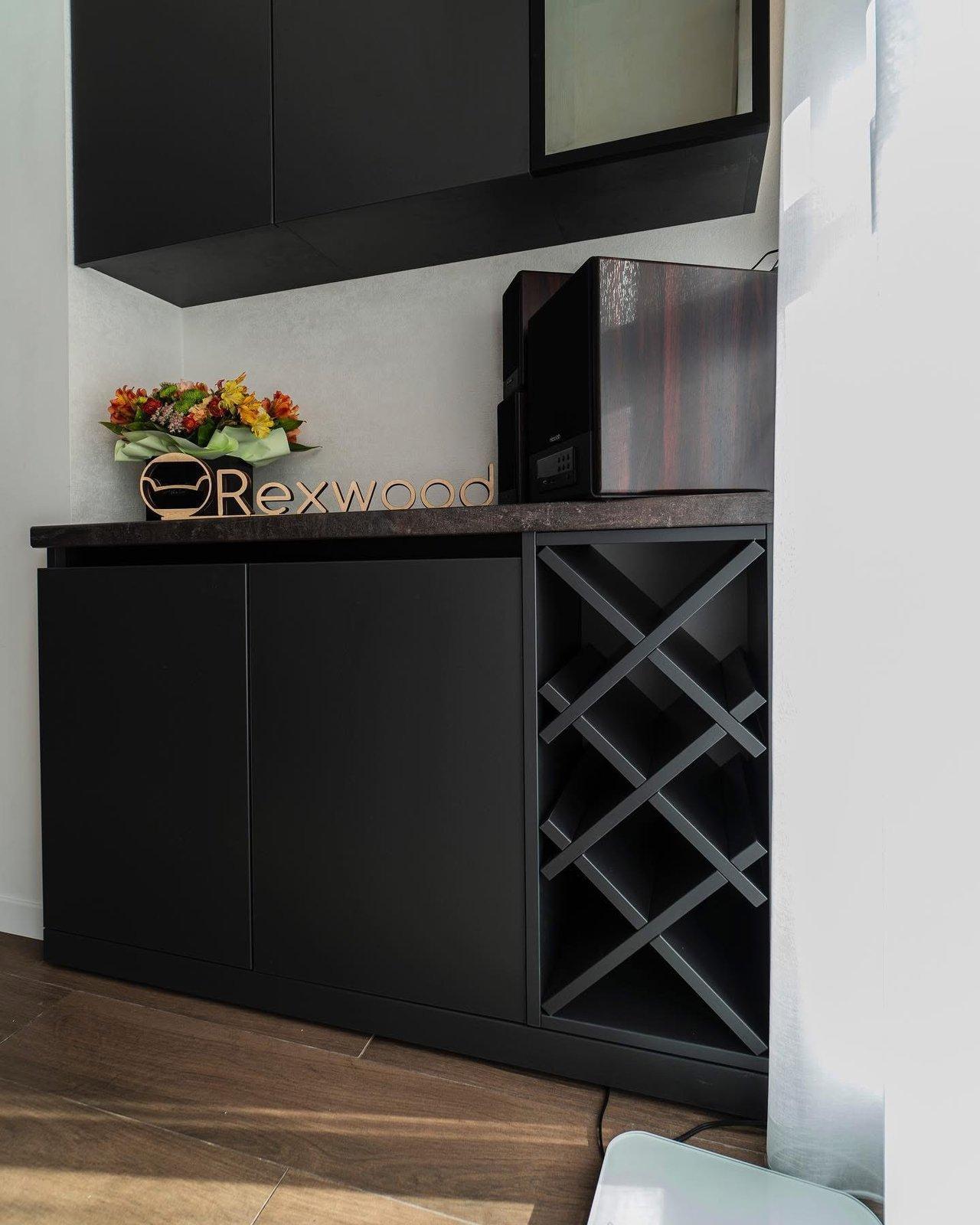 Schwarzes Esszimmer-Sideboard und Hängeschränke mit integriertem Weinregal — 3