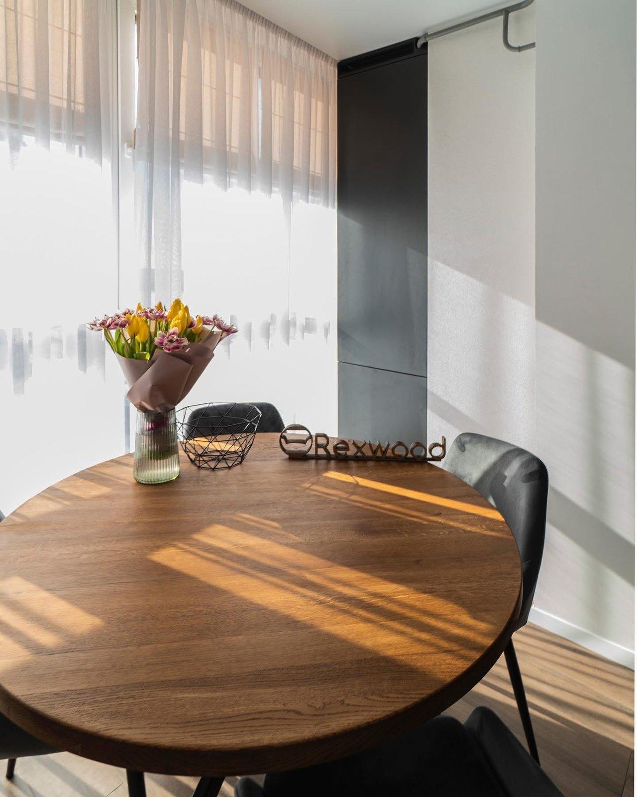Schwarzes Esszimmer-Sideboard und Hängeschränke mit integriertem Weinregal — 4