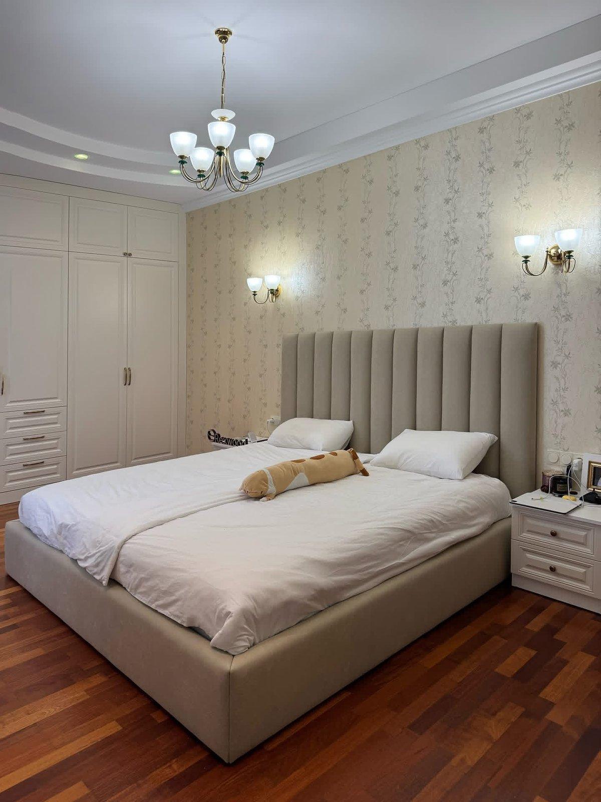 Classic Cream Bedroom with Panelled Wardrobe & Vanity — 6