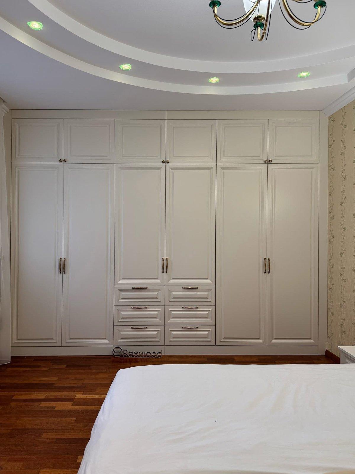 Classic Cream Bedroom with Panelled Wardrobe & Vanity