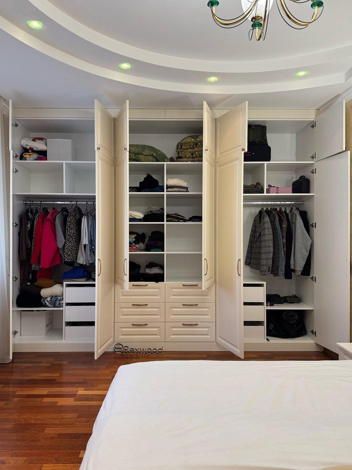 Classic Cream Bedroom with Panelled Wardrobe & Vanity — 2