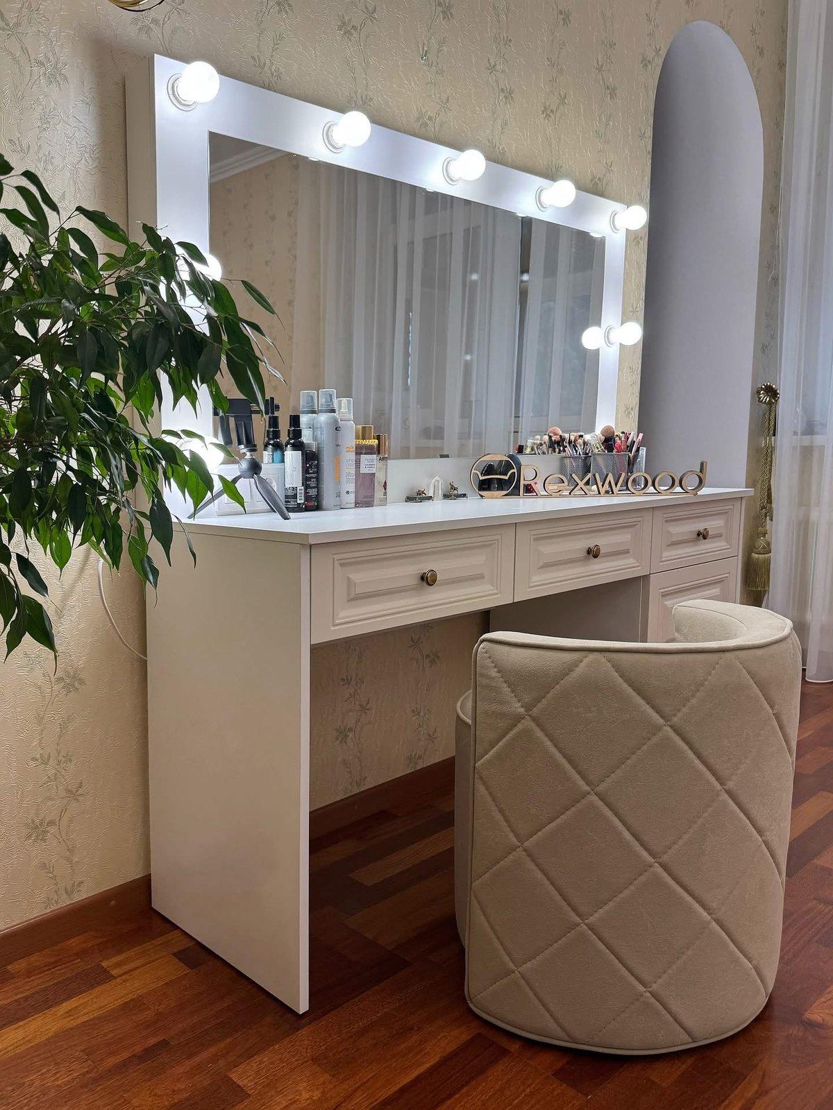 Classic Cream Bedroom with Panelled Wardrobe & Vanity — 9