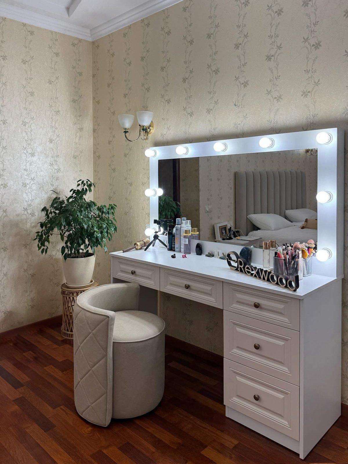 Classic Cream Bedroom with Panelled Wardrobe & Vanity — 10