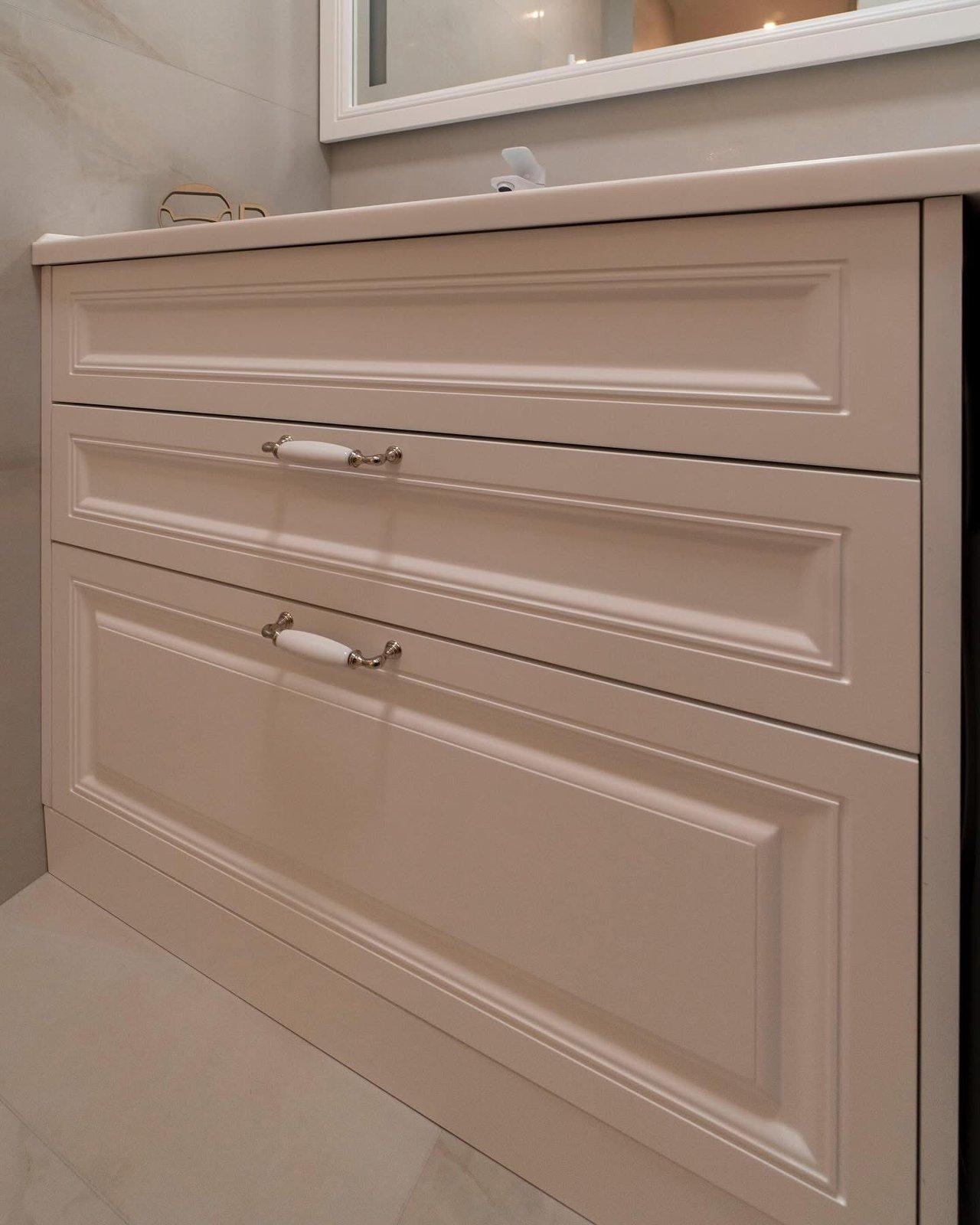 Cream Classic Bathroom with Laundry Niche — 3