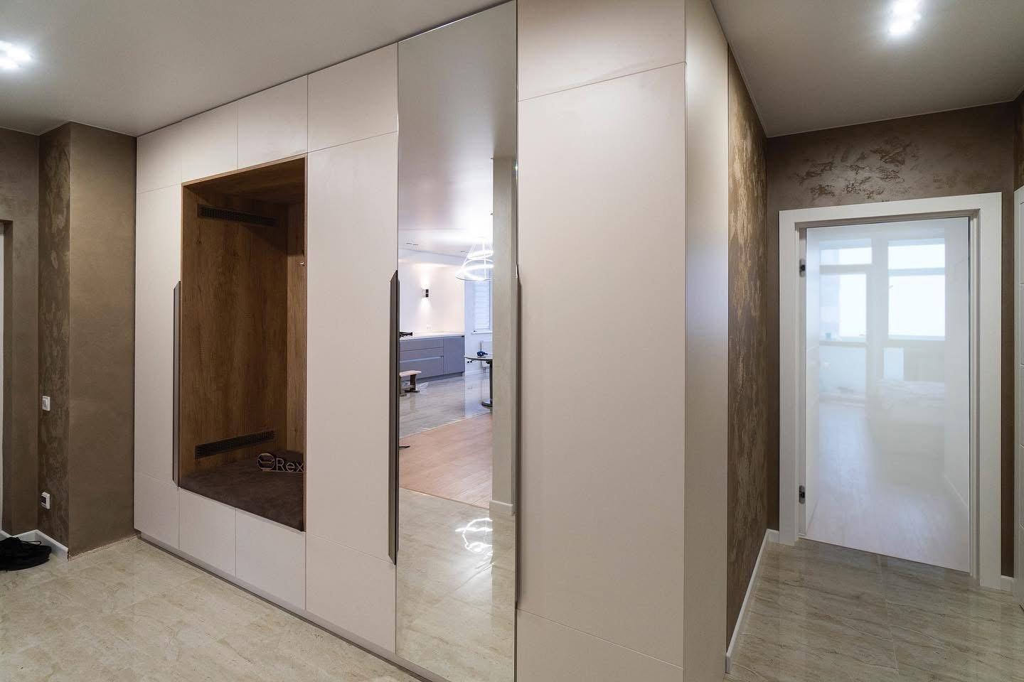 Cream Entryway Wardrobe with Oak Seating Niche — 2