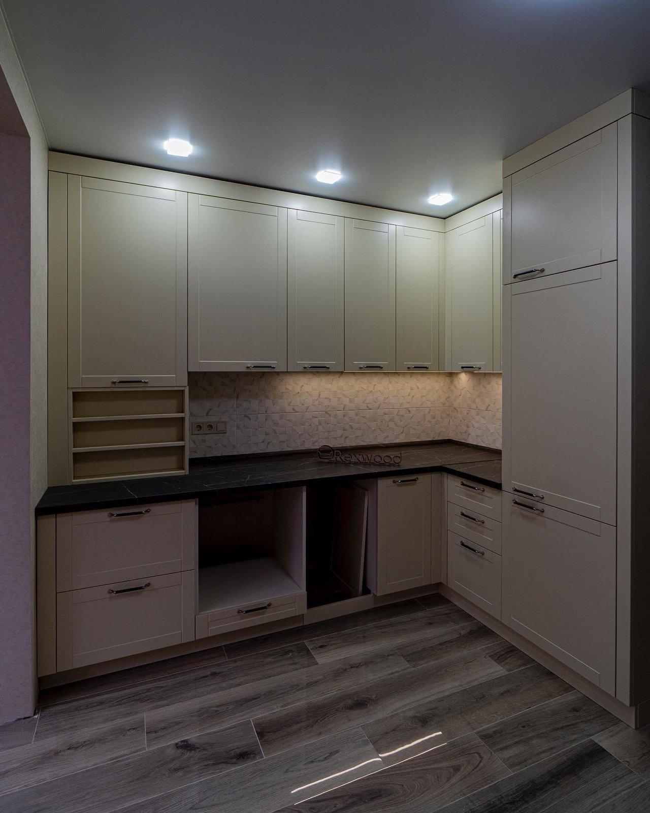Cream Shaker L-Shaped Kitchen with Dark Marble-Effect Worktop
