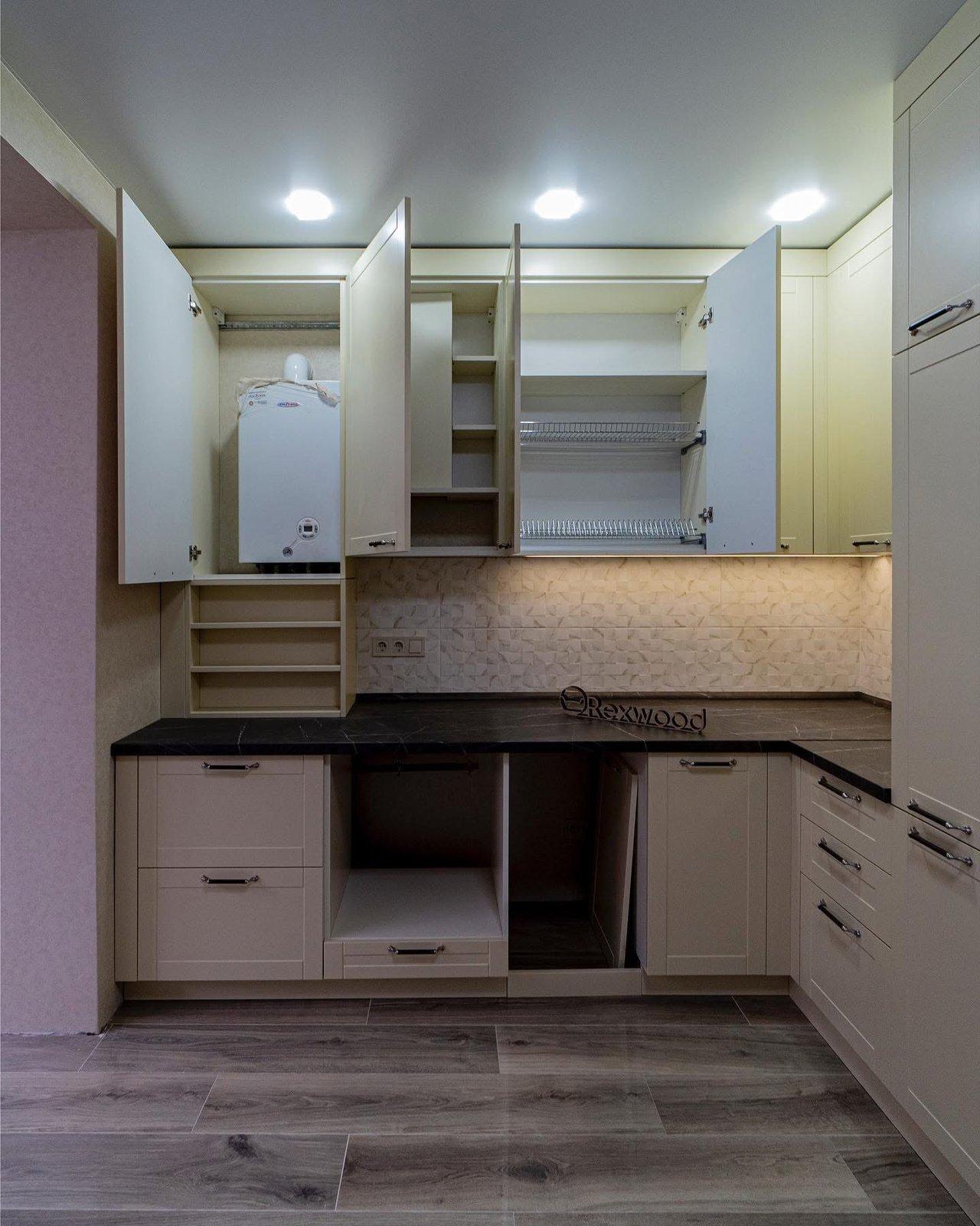 Cremefarbene Landhaus-L-Küche mit dunkler Arbeitsplatte in Marmoroptik — 3