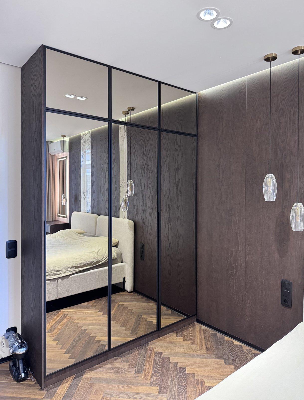 Slaapkamer in donker eiken en marmer — 2