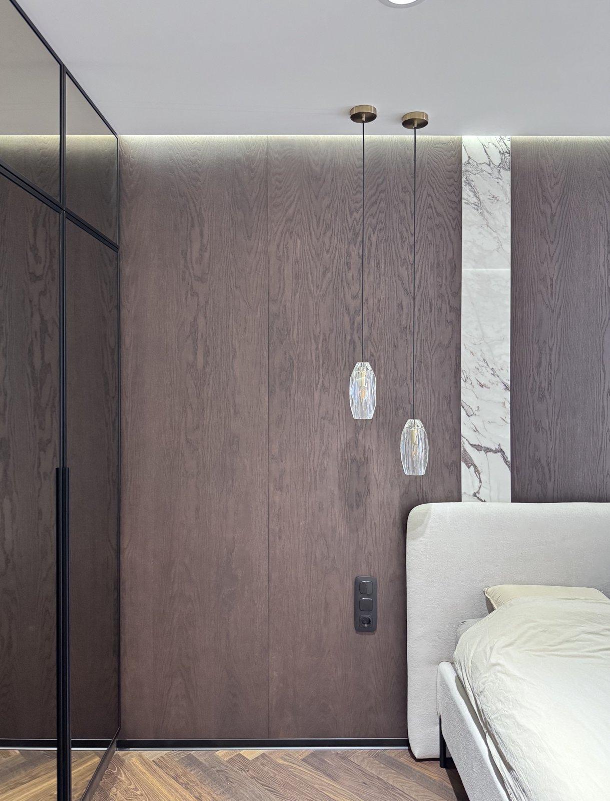 Slaapkamer in donker eiken en marmer — 3