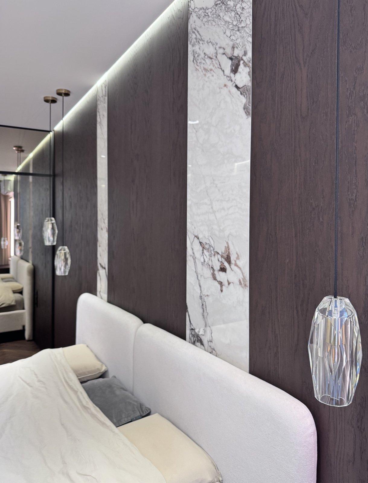 Slaapkamer in donker eiken en marmer — 5