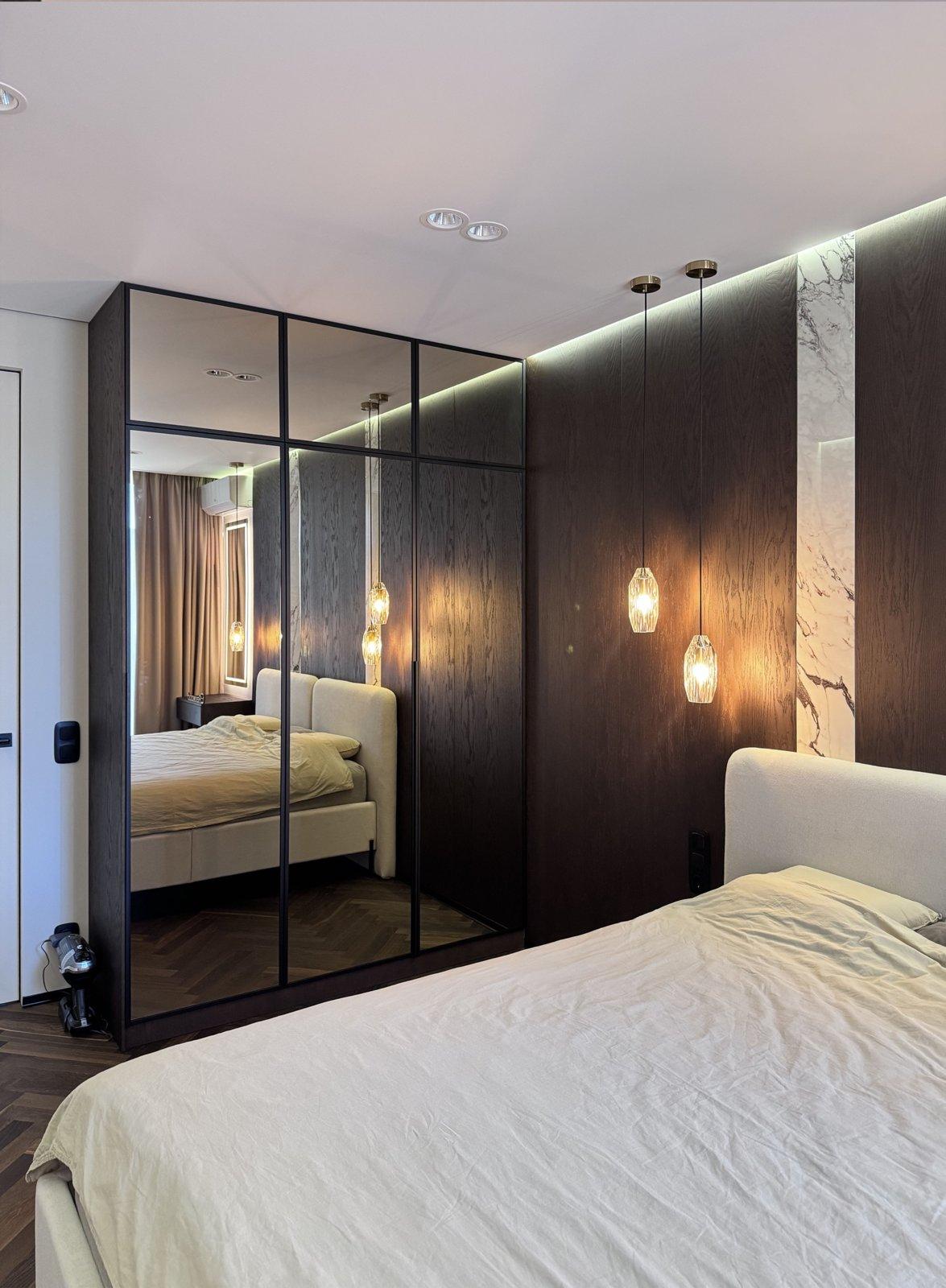 Slaapkamer in donker eiken en marmer — 7