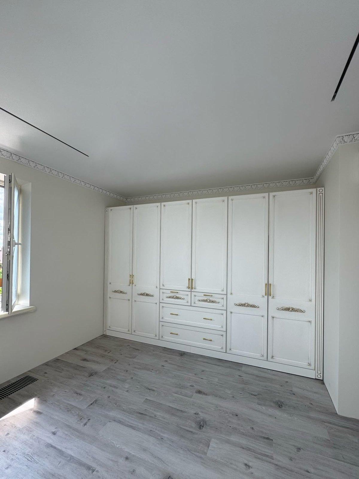 Klassieke witte kledingkast met verguld houtsnijwerk — 2