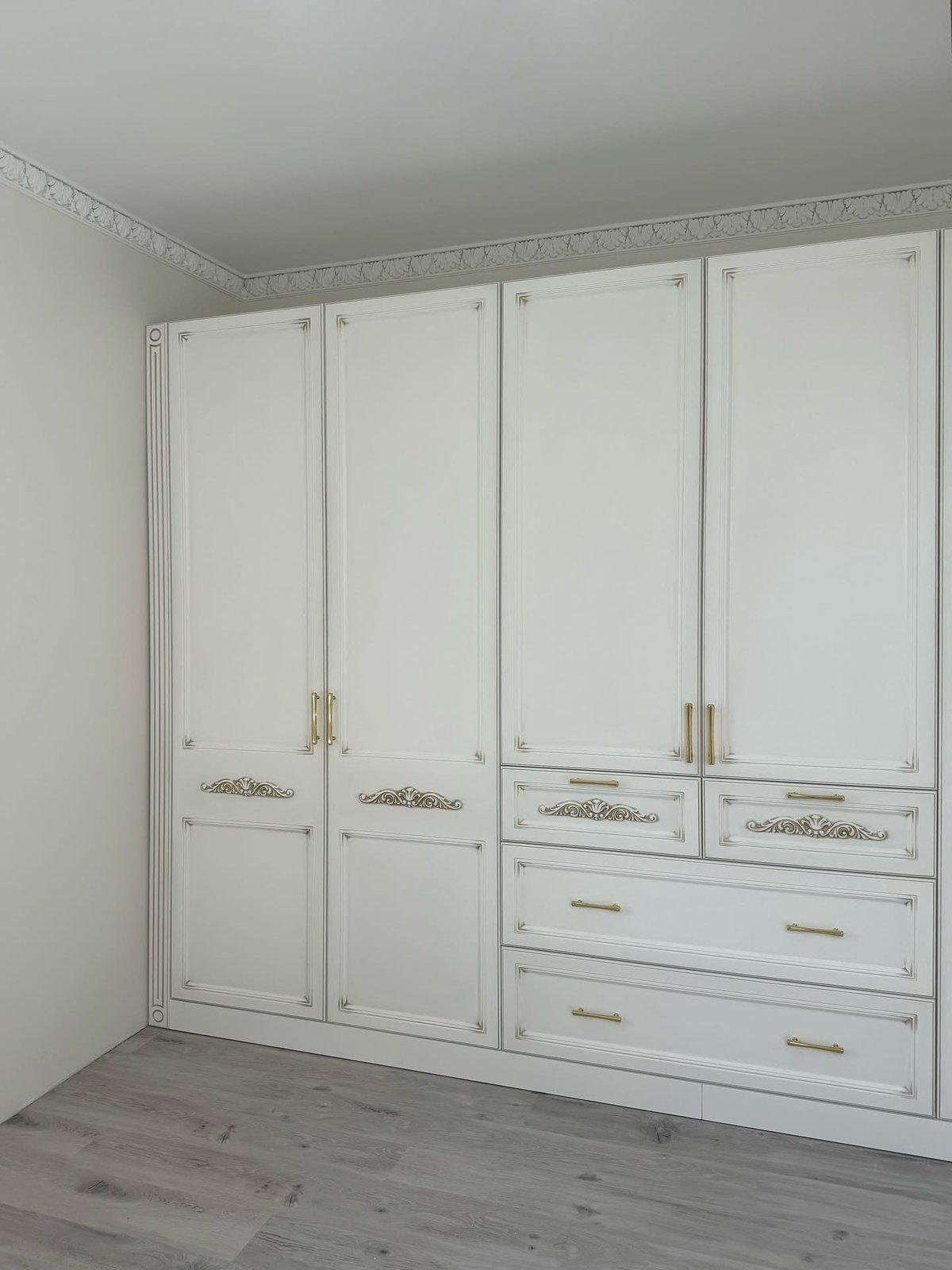 Klassieke witte kledingkast met verguld houtsnijwerk — 3