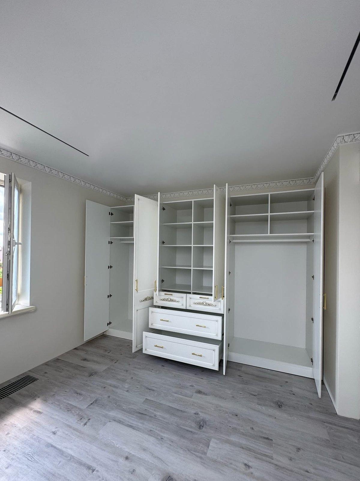 Klassieke witte kledingkast met verguld houtsnijwerk — 4