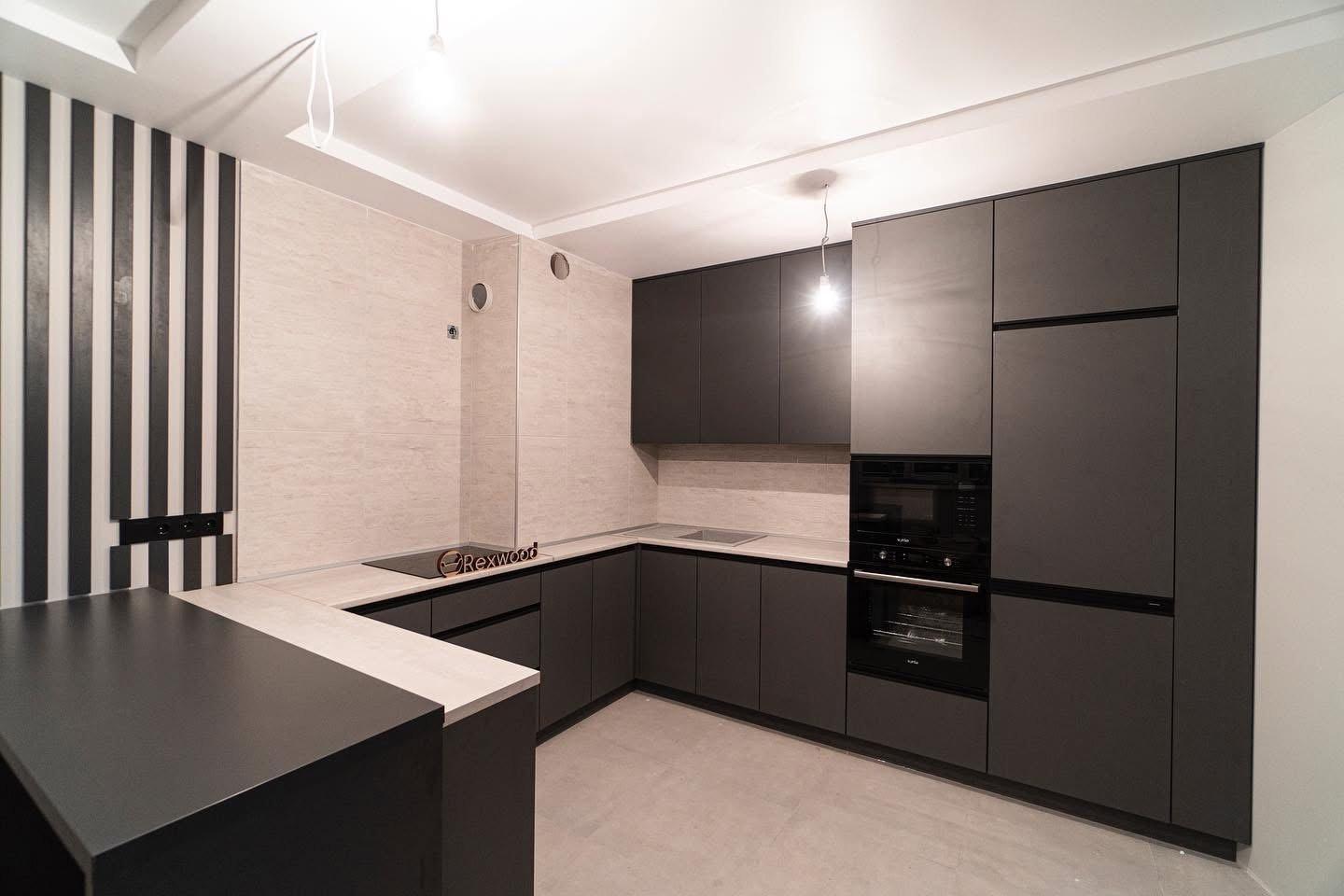 Graphite U-Shaped Kitchen with Raised Black Bar — 3