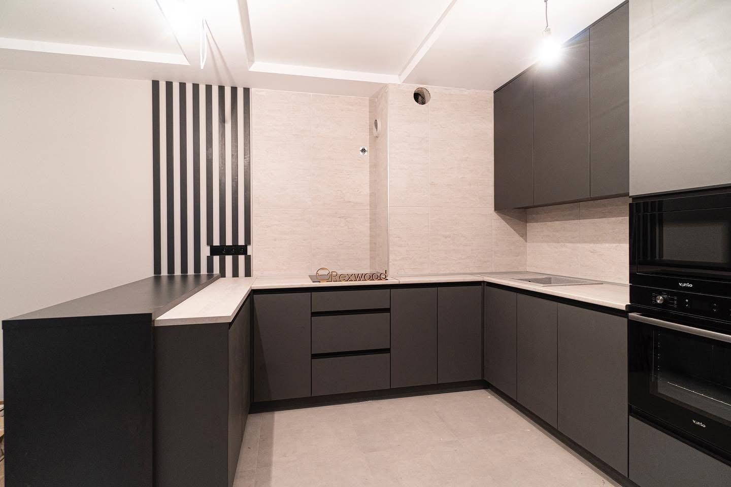 Graphite U-Shaped Kitchen with Raised Black Bar — 4