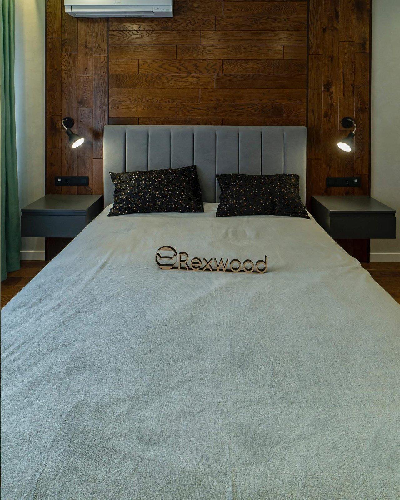 Schlafzimmer in Nussbaum und Graphit mit Medienschreibtisch — 2