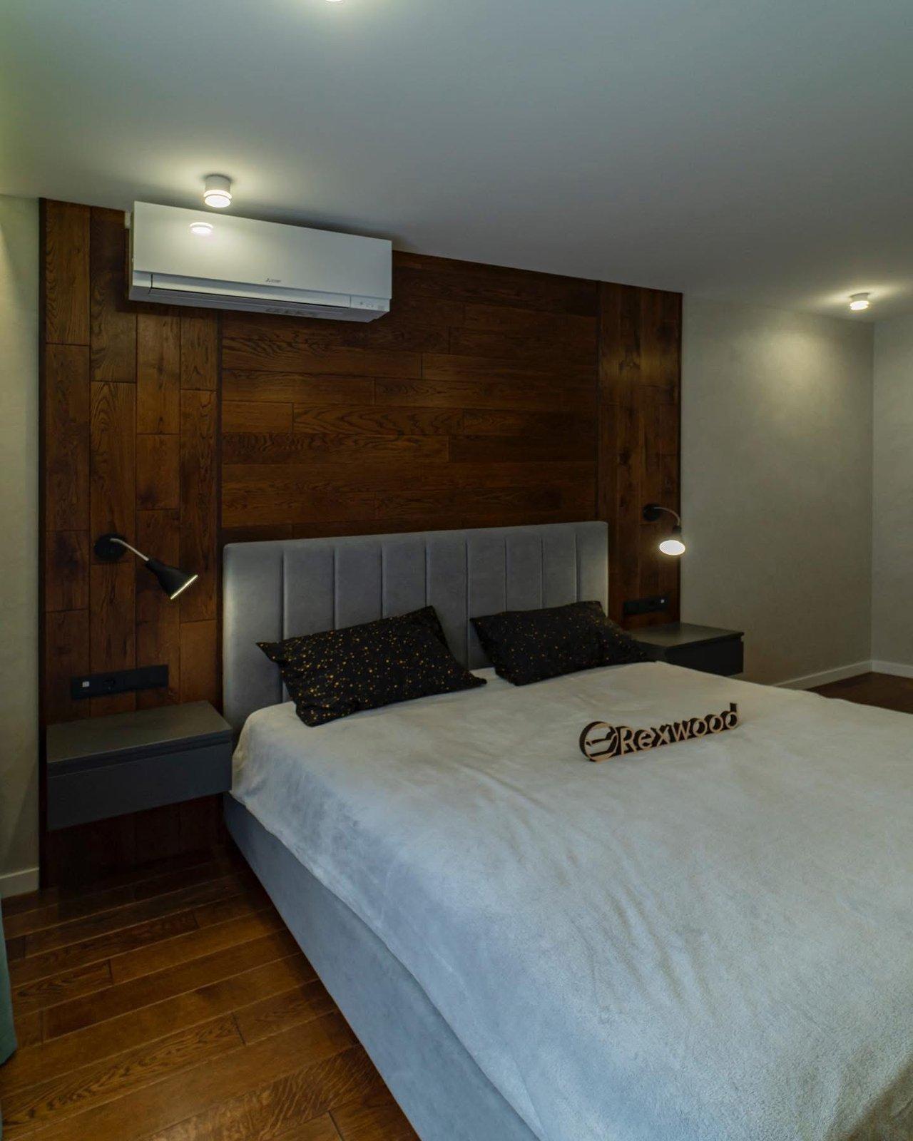 Schlafzimmer in Nussbaum und Graphit mit Medienschreibtisch — 3