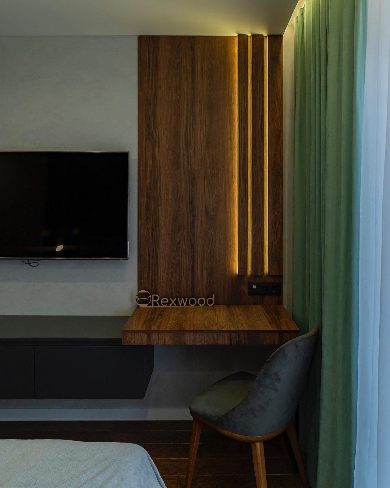 Schlafzimmer in Nussbaum und Graphit mit Medienschreibtisch — 9