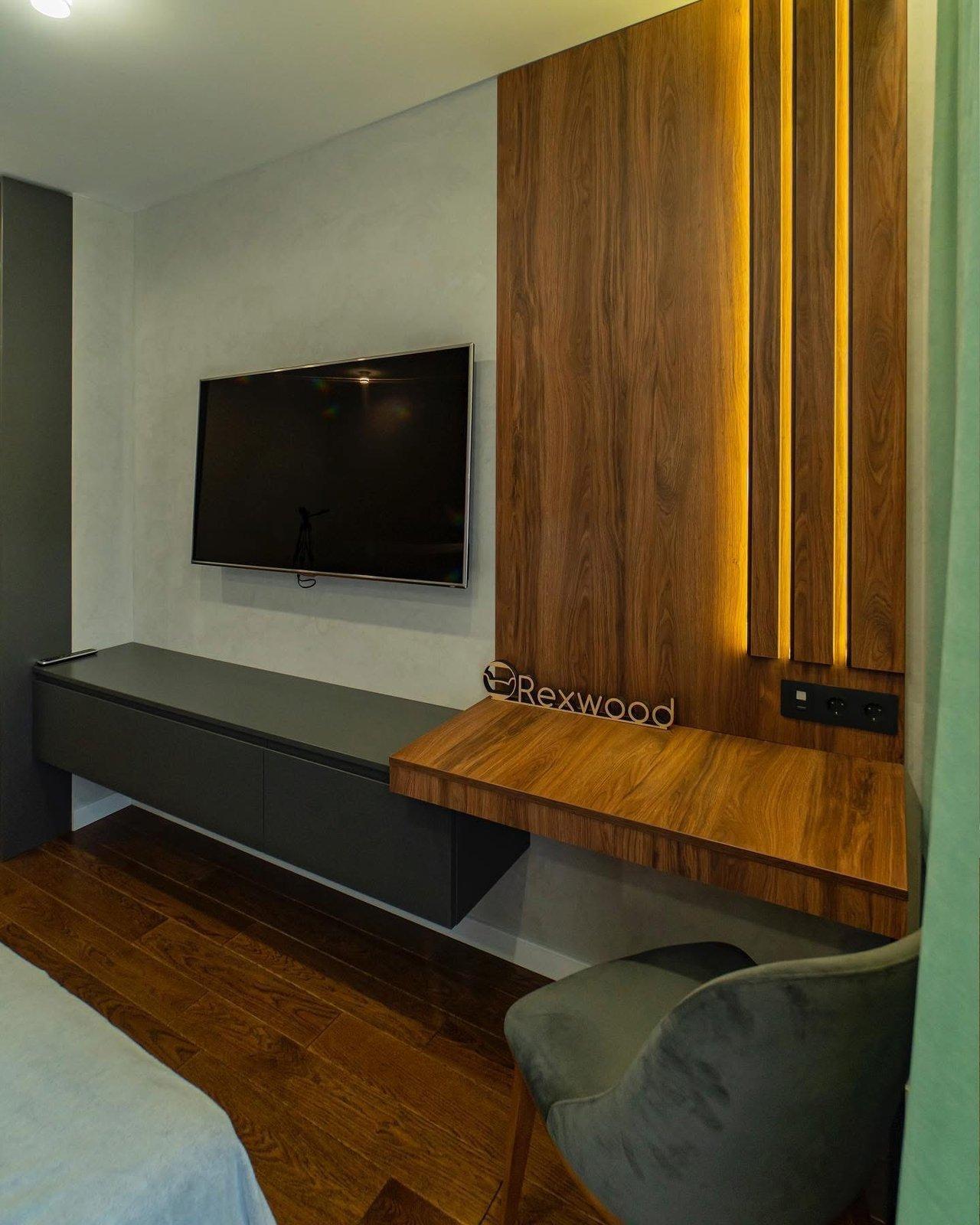 Schlafzimmer in Nussbaum und Graphit mit Medienschreibtisch — 10