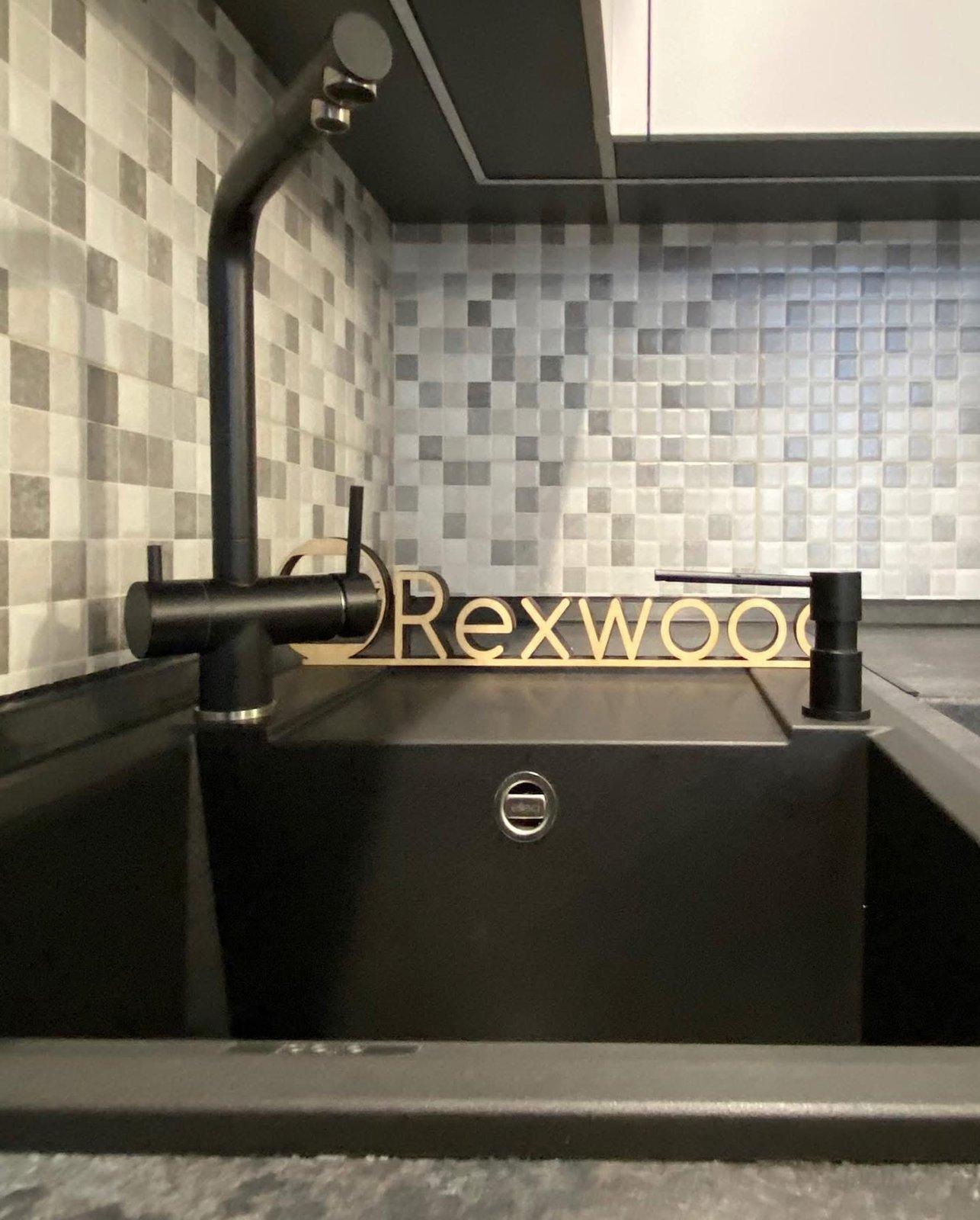 Greeploze L-keuken in grafiet en wit met mozaïekachterwand — 4