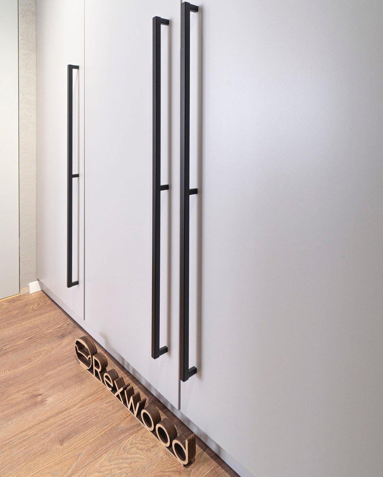 Grauer Garderobenschrank mit extralangen schwarzen Griffen — 2