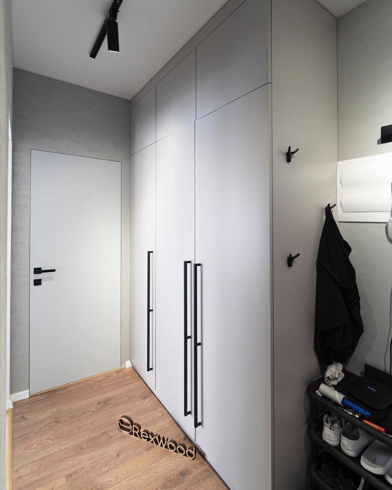Grauer Garderobenschrank mit extralangen schwarzen Griffen — 3