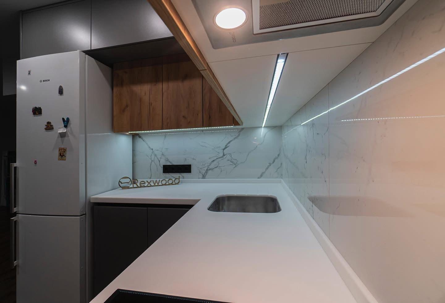 Grey & Oak Handleless L-Shaped Kitchen with White Solid-Surface Worktop — 7
