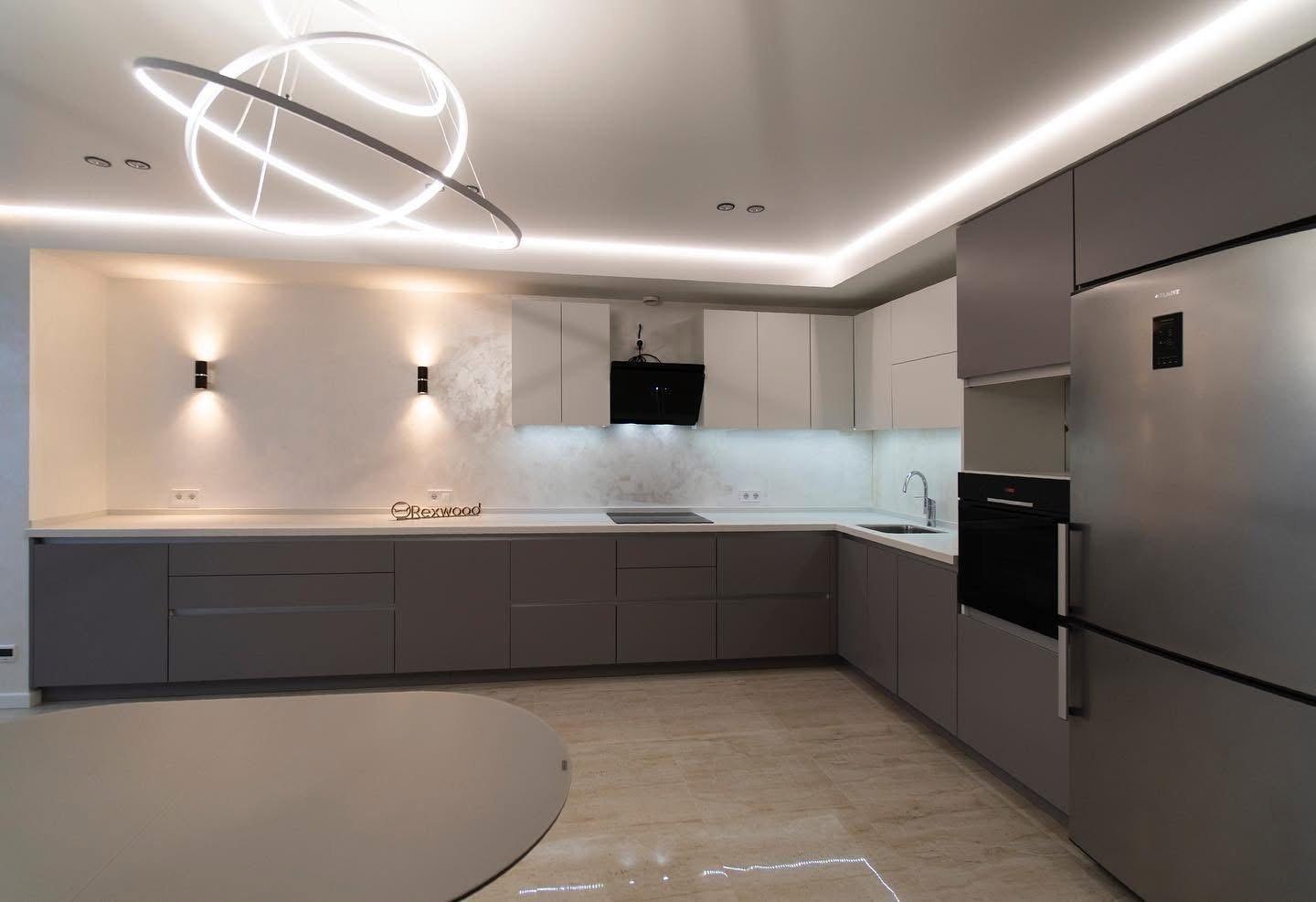 Greeploze L-keuken in grijs en wit — 2
