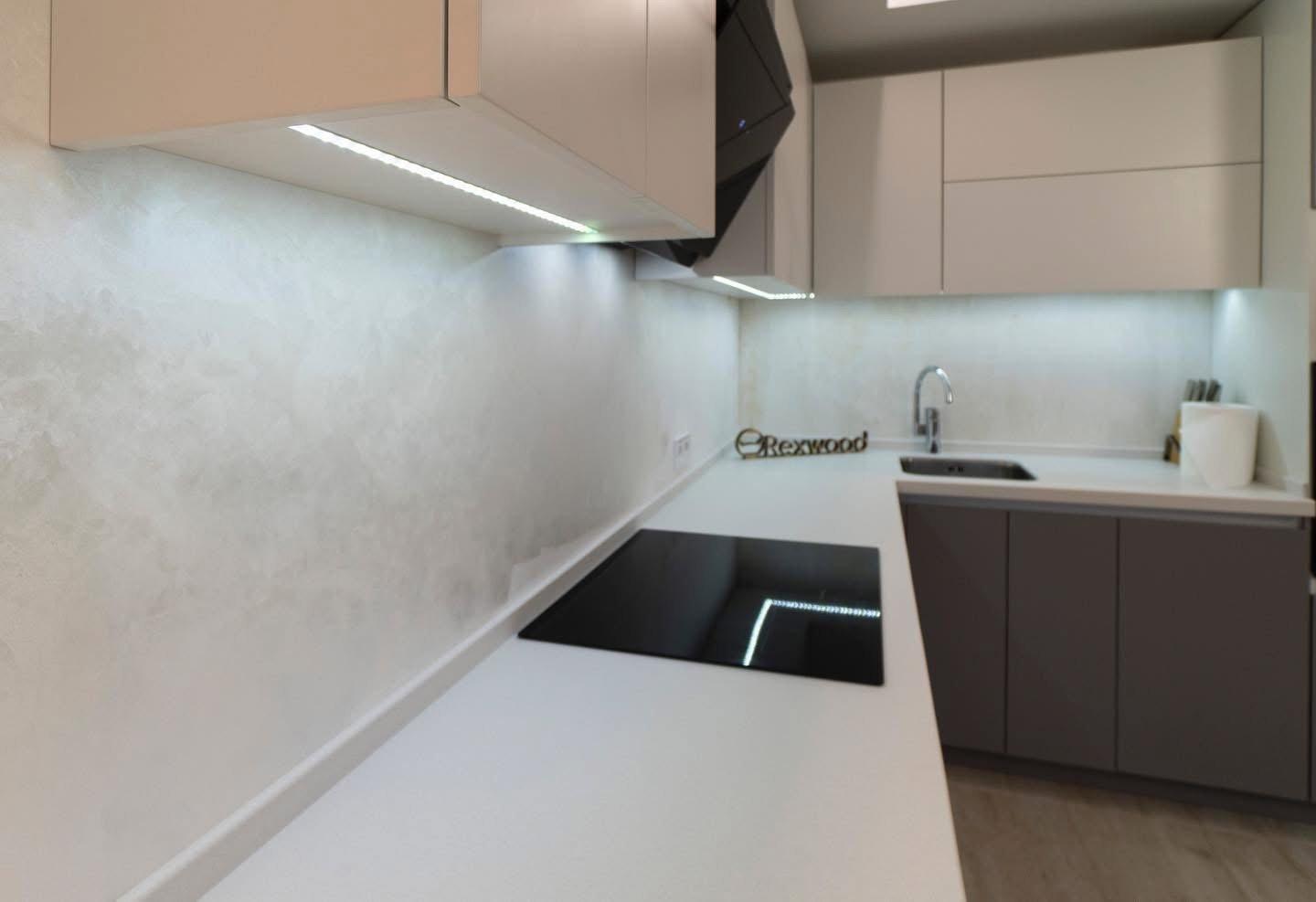 Greeploze L-keuken in grijs en wit — 4