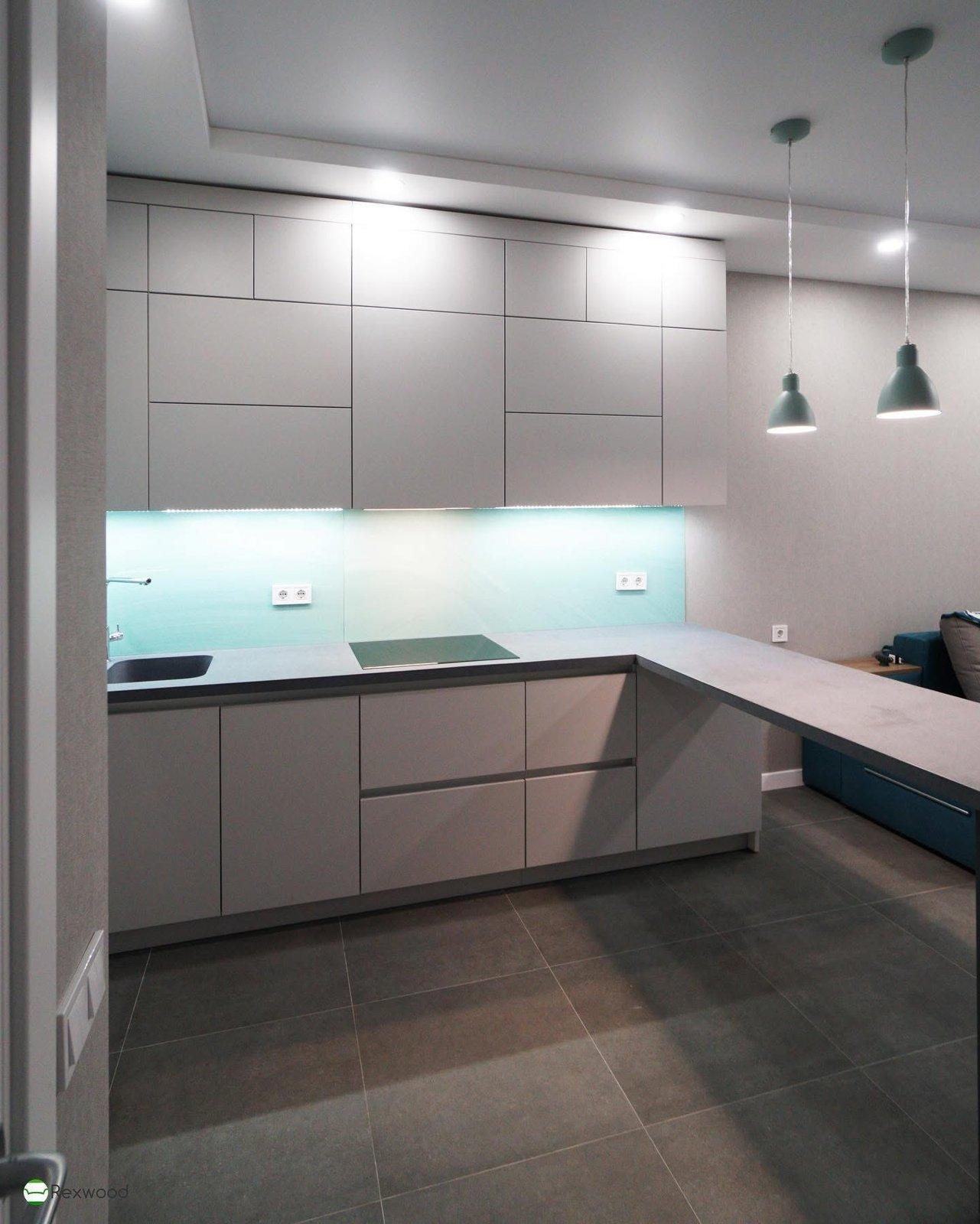 Light Grey Handleless Kitchen with Turquoise Glass and Breakfast Bar — 2