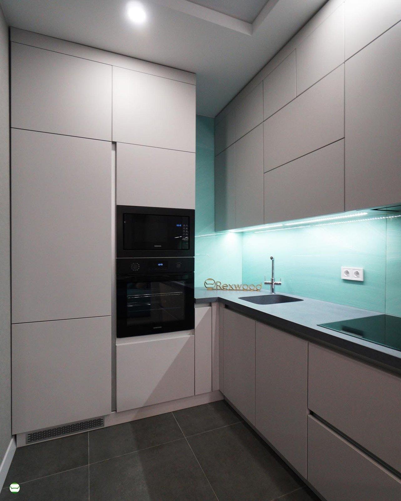 Light Grey Handleless Kitchen with Turquoise Glass and Breakfast Bar — 3