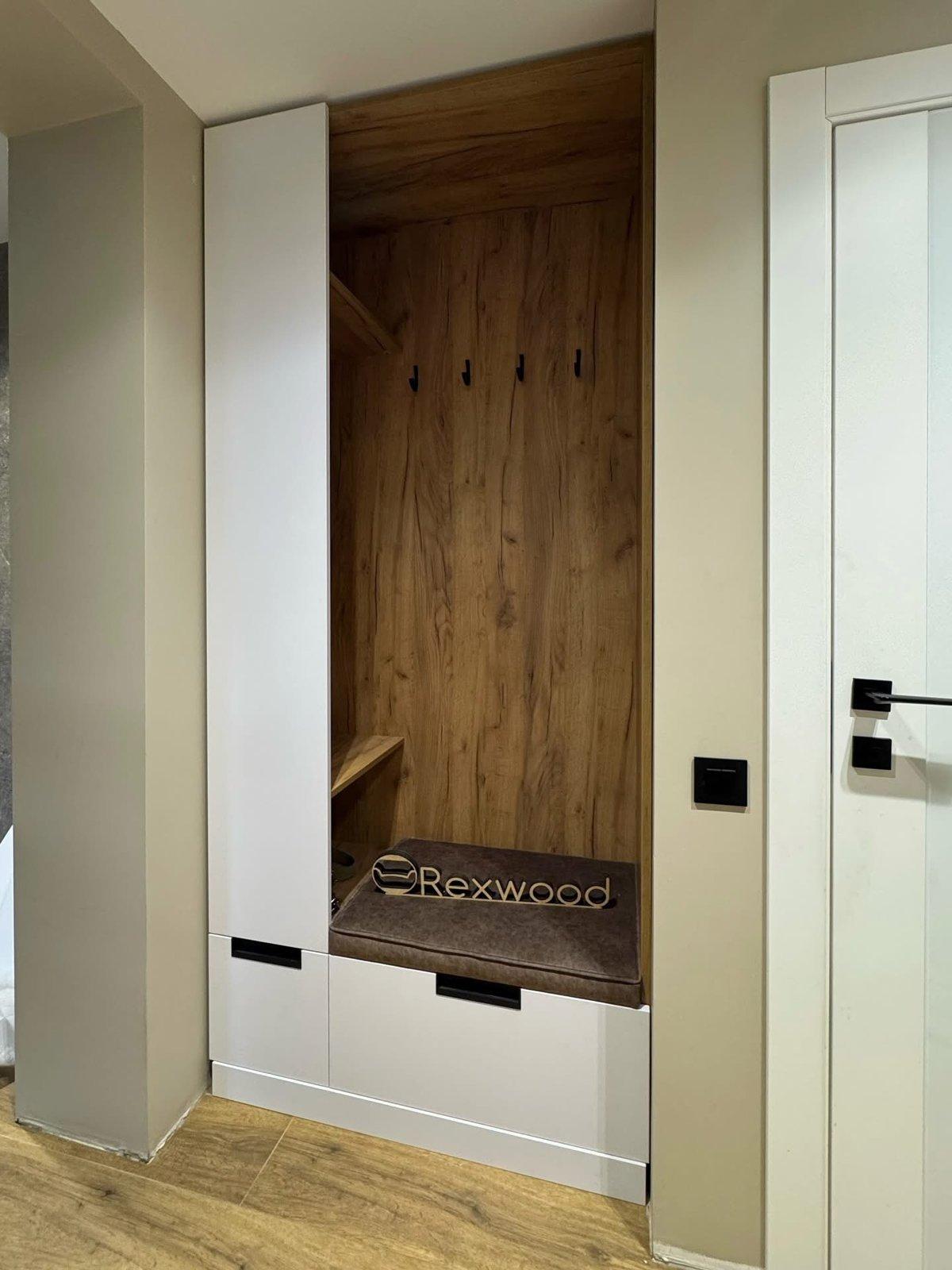 Oak Niche Entryway