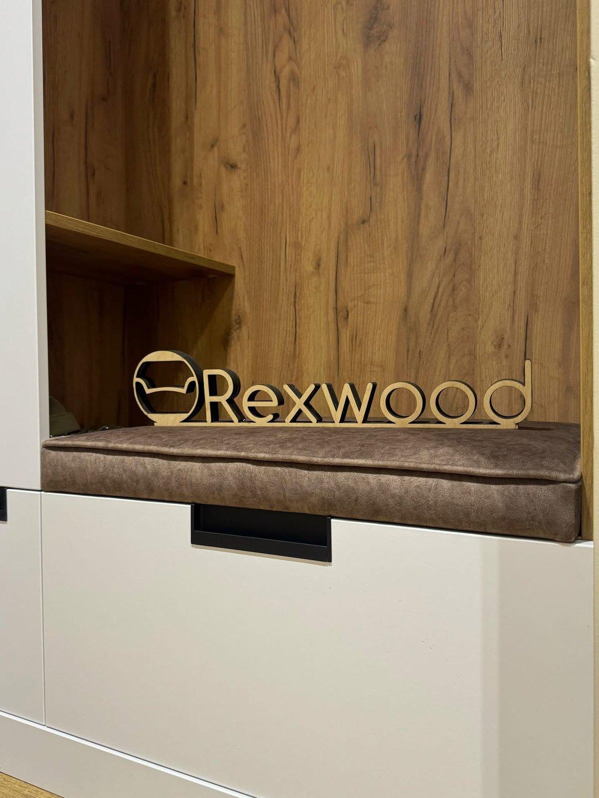 Oak Niche Entryway — 3