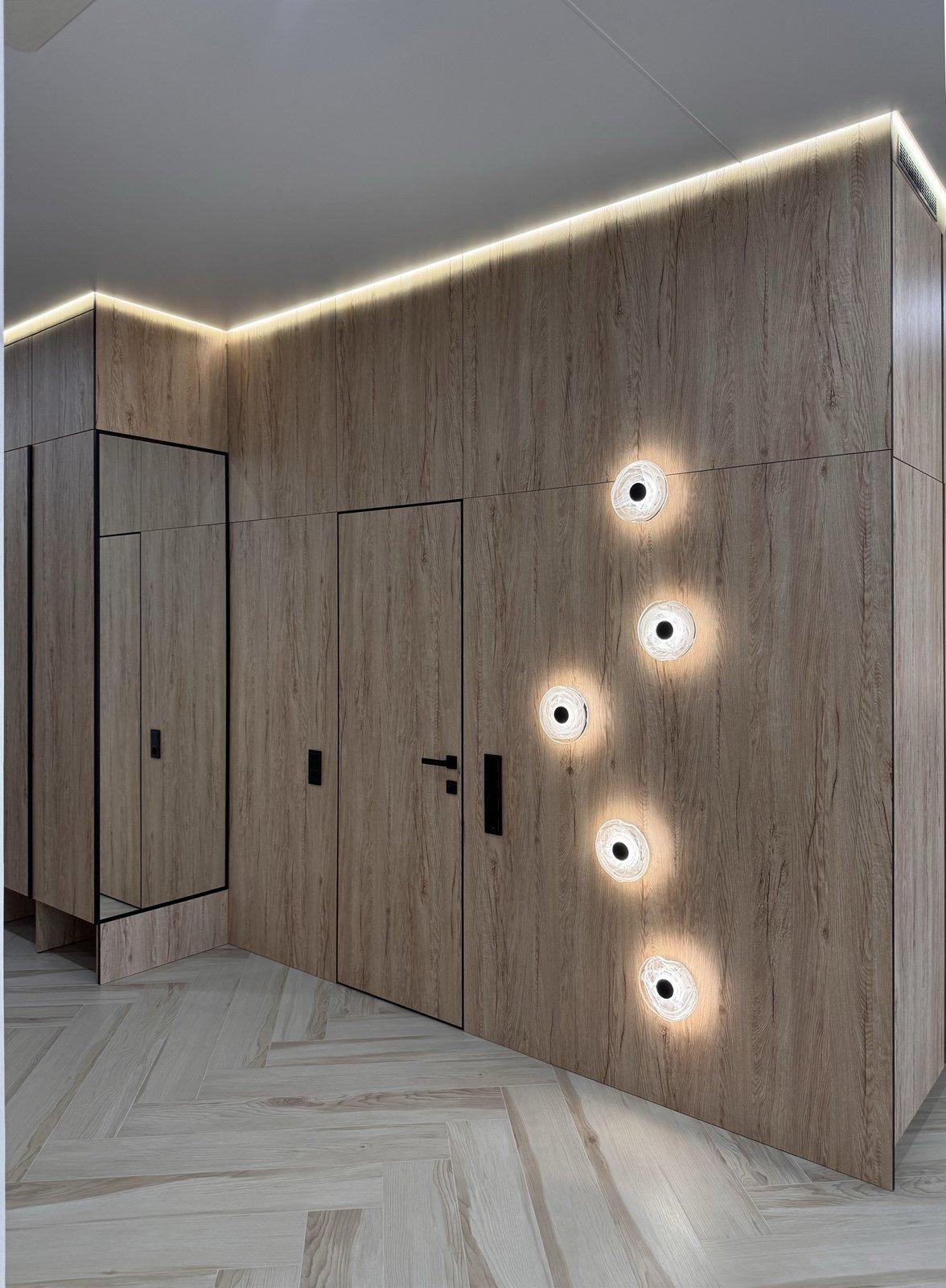 Oak-Panelled Entryway with Concealed Storage
